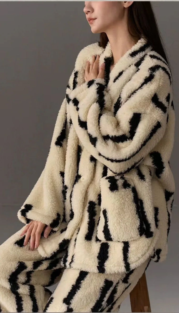 AW Coral Velvet Sleepwear Thickened Warm Winter Sweet and Cute Flannel Women's Sleepwear Simple and Loose Can Be Wearing Outside