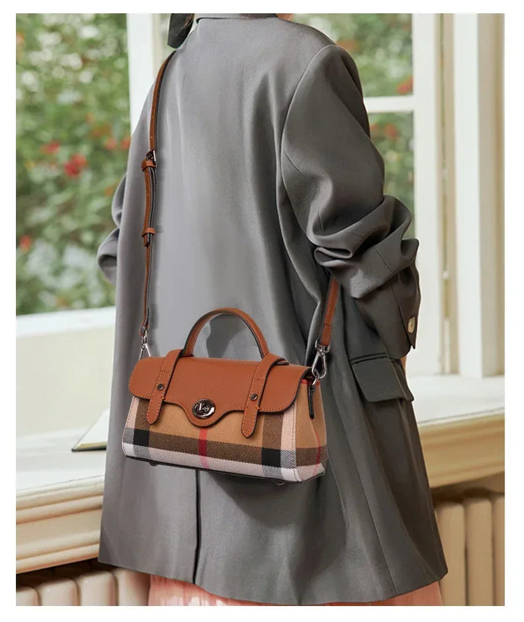 Borsa Mini Boston a Righe e Quadri in Tessuto con Finiture in Ecopelle, Chiusura a Giro e Torsione, Design con Patta, Borsa a Mano da Donna, a Tracolla, Portamonete