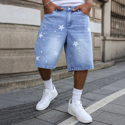 I pantaloncini da uomo in denim blu per la primavera e l'estate, con stelle stampate sulle gambe, sono eleganti e semplici da abbinare.