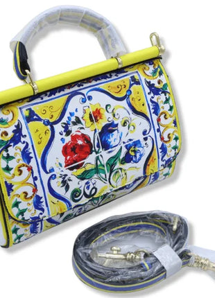 Borsa a tracolla con manico, decorata con Maioliche siciliane e fiori su sfondo giallo, disponibile in 2 misure.