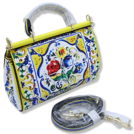 Borsa a tracolla con manico, decorata con Maioliche siciliane e fiori su sfondo giallo, disponibile in 2 misure.