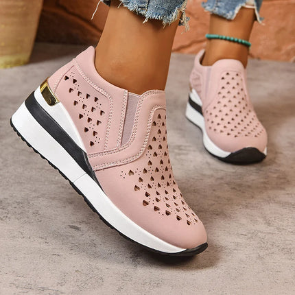 2025 Nuove scarpe da ginnastica con zeppa scavate da donna Plus Size Mocassini con suola spessa in pelle Pu Donna Slip On Scarpe casual traspiranti Donna