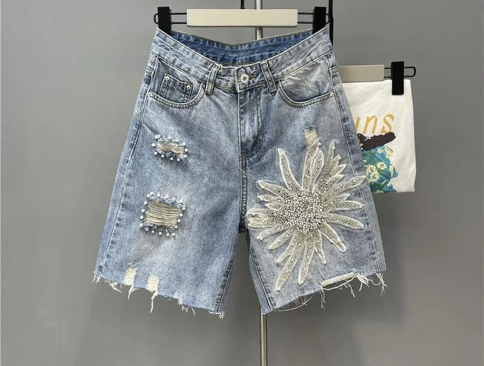Pantaloncini di jeans con foro sfilacciato floreale con perline alla moda Pantaloncini casual estivi da donna a vita alta in tinta unita stile coreano