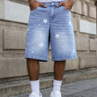 I pantaloncini da uomo in denim blu per la primavera e l'estate, con stelle stampate sulle gambe, sono eleganti e semplici da abbinare.