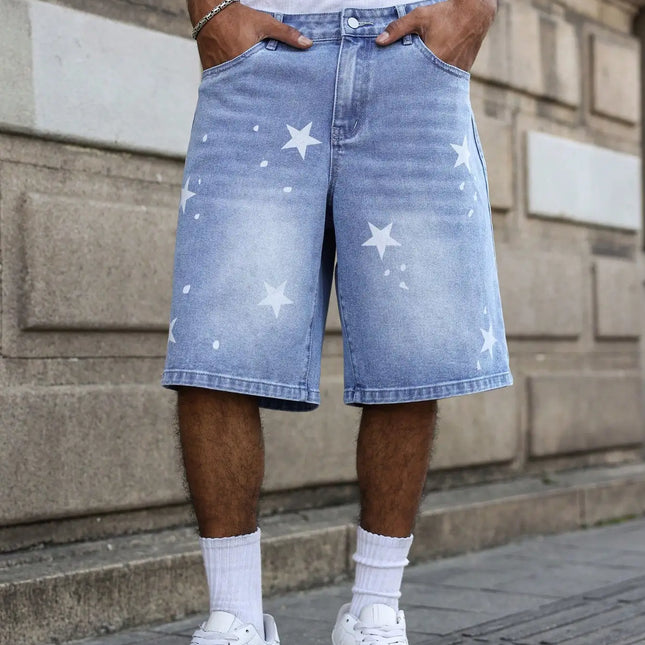 I pantaloncini da uomo in denim blu per la primavera e l'estate, con stelle stampate sulle gambe, sono eleganti e semplici da abbinare.