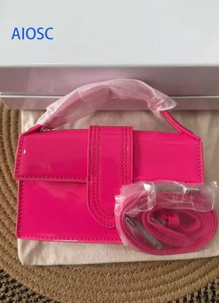 Borsa piccola rettangolare in similpelle lucida retrò per donna, con cinturino decorativo centrale, trasformabile in borsa a tracolla.