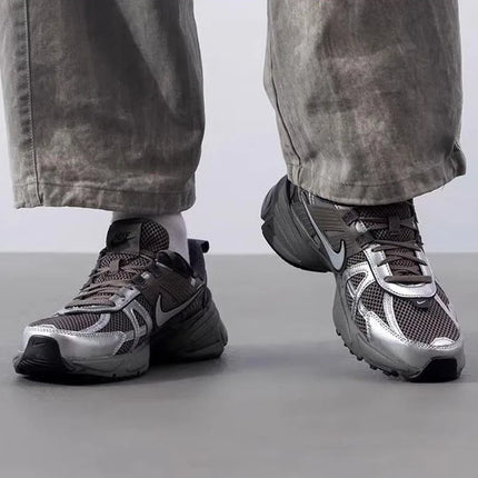 Nike V2K Run, scarpe da corsa casual e versatili, traspiranti, a profilo basso, per il commuting urbano, per uomo, argento-marrone HQ1678-200