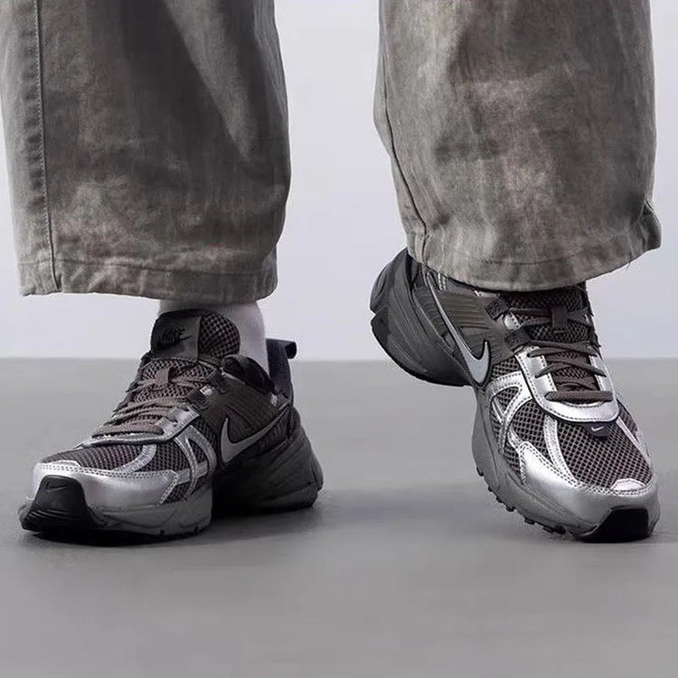 Nike V2K Run, scarpe da corsa casual e versatili, traspiranti, a profilo basso, per il commuting urbano, per uomo, argento-marrone HQ1678-200