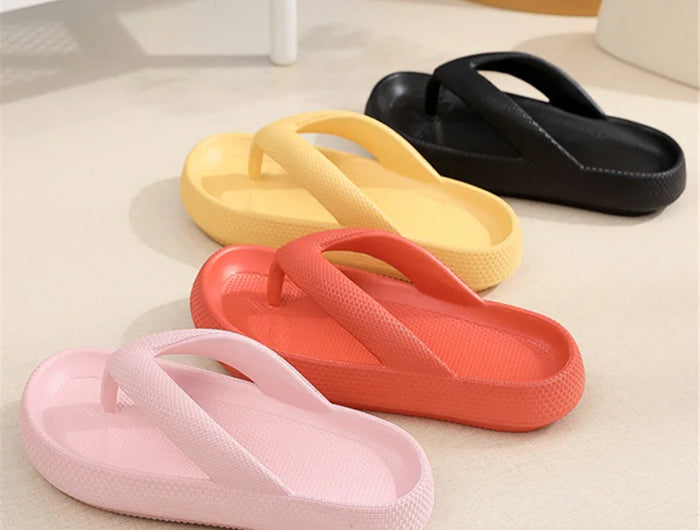 Infradito con plateau con suola morbida Donna 2025 Pantofole da spiaggia estive antiscivolo con nuvola Sandali da bagno con punta a clip con suola spessa da donna