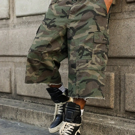 Pantaloncini di jeans estivi da uomo. Pantaloni cargo mimetici. Design multitasche. Tendenza della moda di strada. Tempo libero quotidiano