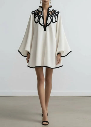 2026 Nouvelle mini-robe à col en V évidé pour femmes Manches évasées Robe plissée Printemps et