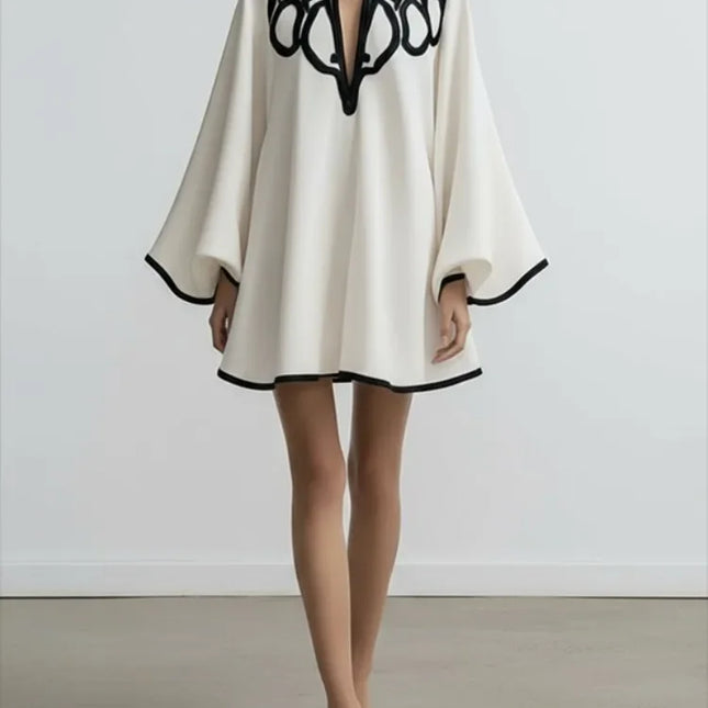 2026 Nuovo mini abito con scollo a V scavato per le donne Maniche svasate Abito a pieghe Primavera Elegante finiture a contrasto Elegante abito da festa