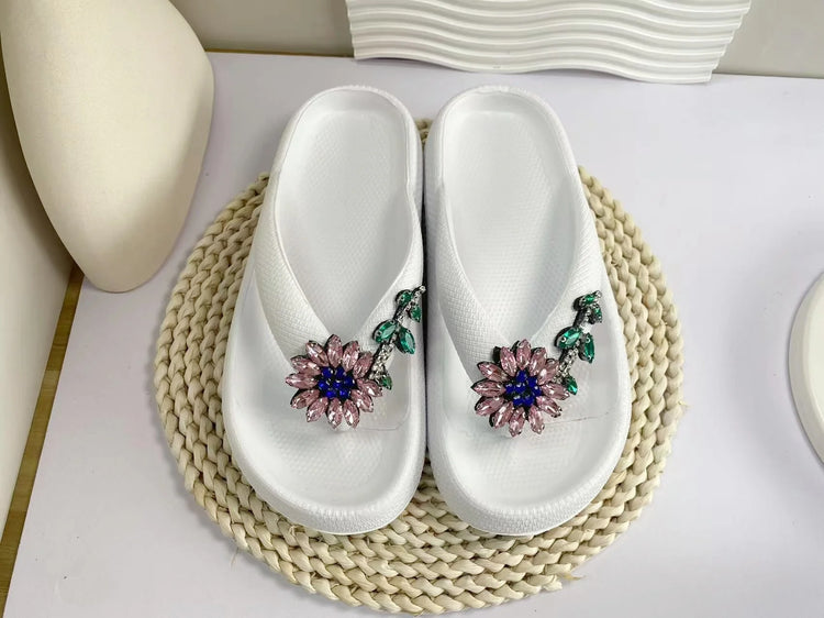 Infradito da donna multicolori estivi Sandali con fiocco in orsacchiotto metallico alla moda Sandali da spiaggia per le vacanze a casa Calzature versatili
