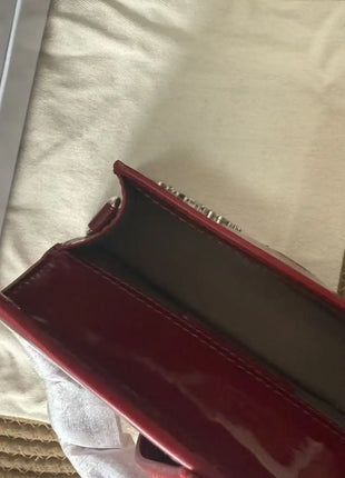 Borsa piccola rettangolare in similpelle lucida retrò per donna, con cinturino decorativo centrale, trasformabile in borsa a tracolla.