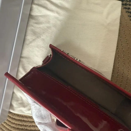 Borsa piccola rettangolare in similpelle lucida retrò per donna, con cinturino decorativo centrale, trasformabile in borsa a tracolla.