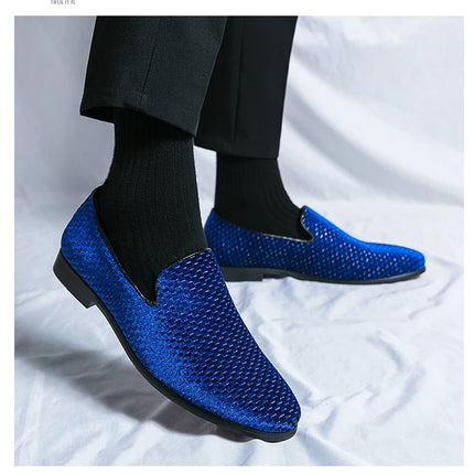 2023 nuovi mocassini da uomo in velluto scarpe di marca di lusso Slip on scarpe da sposa per feste a punta mocassini da uomo di moda nero vino rosso Flats
