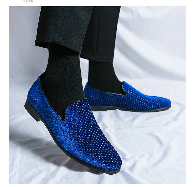 2023 nuovi mocassini da uomo in velluto scarpe di marca di lusso Slip on scarpe da sposa per feste a punta mocassini da uomo di moda nero vino rosso Flats