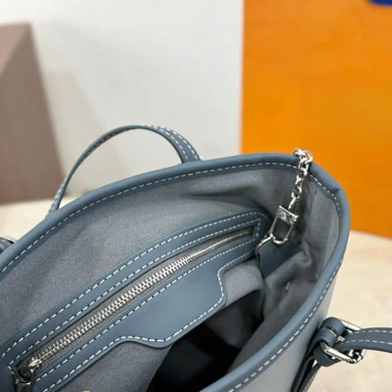 Borsa a secchiello mini in denim blu con finiture in pelle scura, tracolla regolabile, dotata di portamonete staccabile.