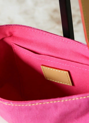 Borsa a Tracolla Mini in Tela Fucsia con Arricciature, Lussuosa Borsa Multifunzione con Tracolla Regolabile in Pelle