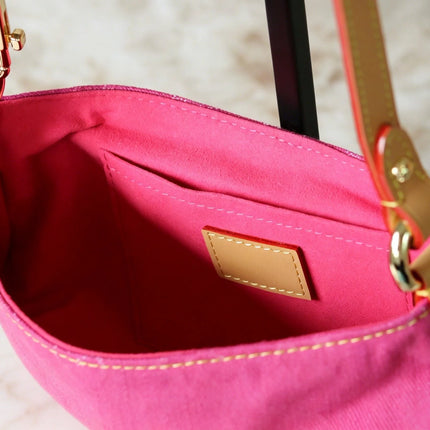 Borsa a Tracolla Mini in Tela Fucsia con Arricciature, Lussuosa Borsa Multifunzione con Tracolla Regolabile in Pelle