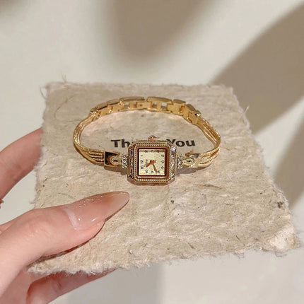 Nuovo orologio da donna in oro di lusso Orologio da polso al quarzo quadrato alla moda Orologio da donna semplice con strass squisito regalo Relogio Feminino platinumshop