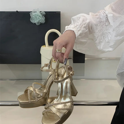 Liyke 2026 Nouveaux Sandales compensées à talons hauts Strass Sangle de cheville Bout ouvert Chaussures de soirée de mariage Femme Or