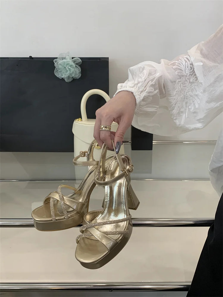 Liyke 2026 New Fashion Runway Sandali con plateau con tacco alto Strass Cinturino alla caviglia Open Toe Scarpe da festa di nozze Donna Oro