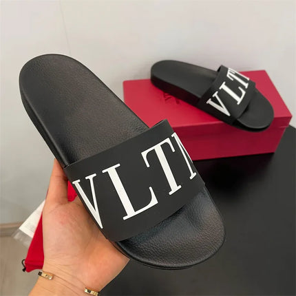Nuovi sandali unisex con borchie in metallo, infradito piatte, ciabatte casual da spiaggia antiscivolo per uomo e donna
