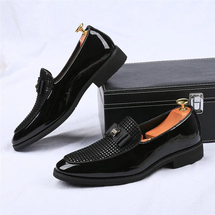 Mocassini con papillon da uomo Moda nuovi da uomo in pelle verniciata a punta Scarpe basse da lavoro Designer Calzature per abito da sposa per ritorno a casa