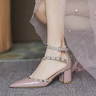 Scarpe da donna di marca famose Borchie dorate Copri tacchi Sandali da 4 cm Cinturino incrociato Décolleté in pelle a specchio Punta a punta Tacchi a spillo moda 33-42 platinumshop