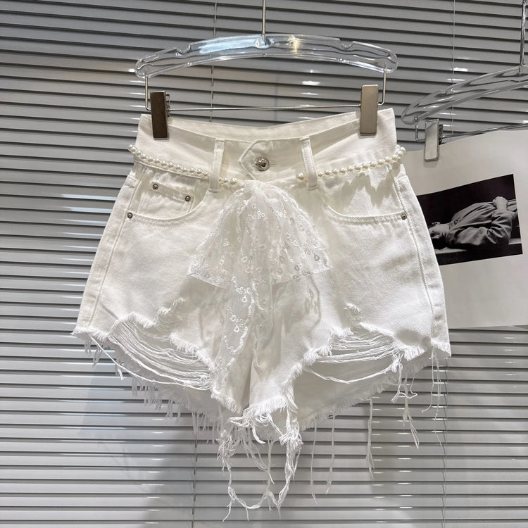 Nuovi Shorts in Denim a Tre Punti con Catena in Vita a Rete di Perle, Strappati, alla Moda, Dolci e Piccanti, per l'Estate 2026, Hot Pants Bianchi da Donna