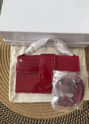 Borsa piccola rettangolare in similpelle lucida retrò per donna, con cinturino decorativo centrale, trasformabile in borsa a tracolla.