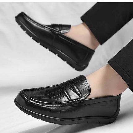 Scarpe da uomo in pelle, stile britannico casual e alla moda, un passo sui mocassini pigri