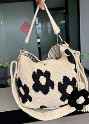 Borsa a tracolla da donna in stile boho, realizzata a mano con lavorazione all'uncinetto, decorata con fiori, cordoncino, occhielli metallici e nappe floreali, ideale per l'uso quotidiano, la spiaggia e le attività all'apert
