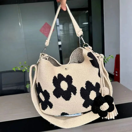 Borsa a tracolla da donna in stile boho, realizzata a mano con lavorazione all'uncinetto, decorata con fiori, cordoncino, occhielli metallici e nappe floreali, ideale per l'uso quotidiano, la spiaggia e le attività all'apert