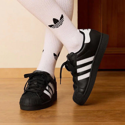 adidas Originals Superstar 2, sneakers classiche a profilo basso, comode e versatili, con suola sottile e punta a conchiglia, per uomo e donna, nero e bianco JI0079