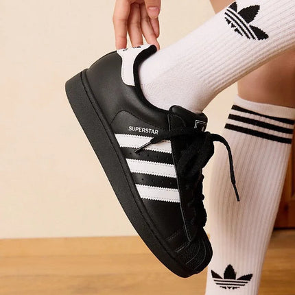 adidas Originals Superstar 2, sneakers classiche a profilo basso, comode e versatili, con suola sottile e punta a conchiglia, per uomo e donna, nero e bianco JI0079