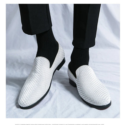 2023 nuovi mocassini da uomo in velluto scarpe di marca di lusso Slip on scarpe da sposa per feste a punta mocassini da uomo di moda nero vino rosso Flats