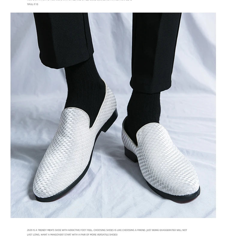 2023 nuovi mocassini da uomo in velluto scarpe di marca di lusso Slip on scarpe da sposa per feste a punta mocassini da uomo di moda nero vino rosso Flats
