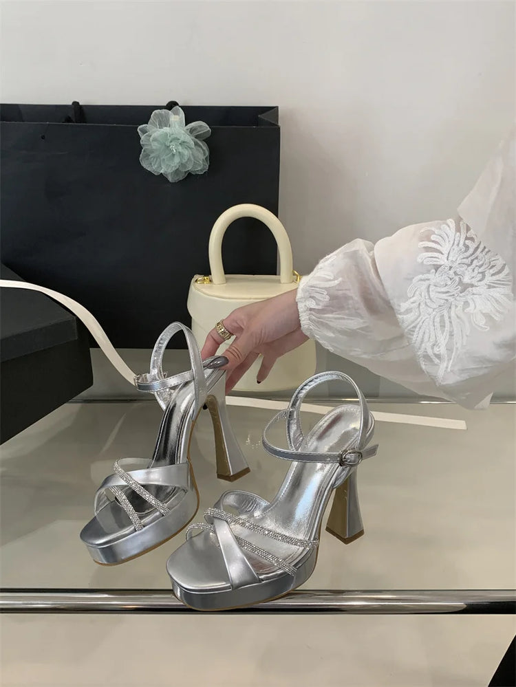 Liyke 2026 New Fashion Runway Sandali con plateau con tacco alto Strass Cinturino alla caviglia Open Toe Scarpe da festa di nozze Donna Oro