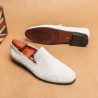 2023 nuovi mocassini da uomo in velluto scarpe di marca di lusso Slip on scarpe da sposa per feste a punta mocassini da uomo di moda nero vino rosso Flats