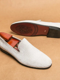 2023 nuovi mocassini da uomo in velluto scarpe di marca di lusso Slip on scarpe da sposa per feste a punta mocassini da uomo di moda nero vino rosso Flats