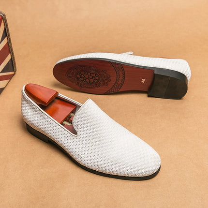 2023 nuovi mocassini da uomo in velluto scarpe di marca di lusso Slip on scarpe da sposa per feste a punta mocassini da uomo di moda nero vino rosso Flats
