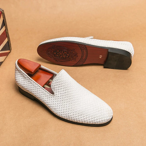 2023 nuovi mocassini da uomo in velluto scarpe di marca di lusso Slip on scarpe da sposa per feste a punta mocassini da uomo di moda nero vino rosso Flats