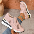 2025 Nuove scarpe da ginnastica con zeppa scavate da donna Plus Size Mocassini con suola spessa in pelle Pu Donna Slip On Scarpe casual traspiranti Donna