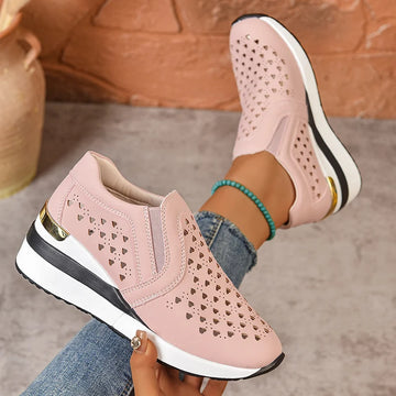 2025 Nuove scarpe da ginnastica con zeppa scavate da donna Plus Size Mocassini con suola spessa in pelle Pu Donna Slip On Scarpe casual traspiranti Donna