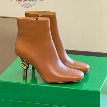 Stivali con tacco a forma di nodo in metallo da donna di nuovo arrivo Stivali con tacco alto alla caviglia Stivali eleganti con tacco a punta quadrata con cerniera laterale da ufficio