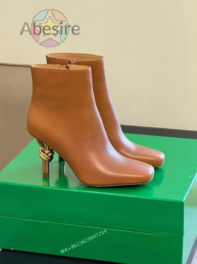 Stivali con tacco a forma di nodo in metallo da donna di nuovo arrivo Stivali con tacco alto alla caviglia Stivali eleganti con tacco a punta quadrata con cerniera laterale da ufficio