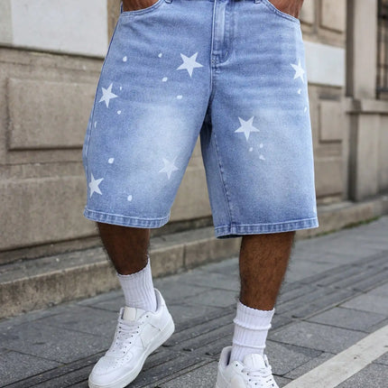 I pantaloncini da uomo in denim blu per la primavera e l'estate, con stelle stampate sulle gambe, sono eleganti e semplici da abbinare.
