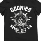 T-shirt retrò Goonies Never Say Die da uomo Ispirata ufficiale Logo del film anni '80 Teschio iconico Ossa incrociate Design pirata